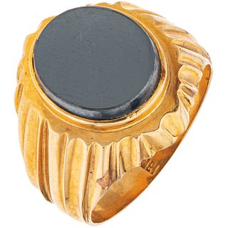 RING WITH ONYX IN 18K YELLOW GOLD 1 Oval cut onyx ~0.20 ct  Weight: 13.9 g. Size: 10 ¾