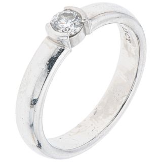 DIAMOND RING IN .950 PLATINUM, TIFFANY & CO. Weight: 6.4 g. Size: 6