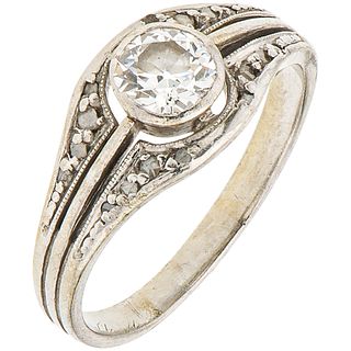 RING WITH DIAMONDS IN PLATINUM 1 Swiss cut diamonds ~0.38 ct Clarity: SI1-SI2, 16 Faceted diamonds ~0.04 ct. Size: 5