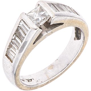 RING WITH DIAMONDS IN 14K WHITE GOLD 1 Princess cut diamonds ~0.30 ct Clarity: SI-SI2, 10 Diamonds (different cuts)