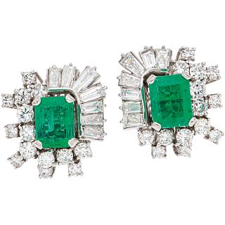 PAIR OF EARRINGS WITH EMERALDS AND DIAMONDS IN 14K WHITE GOLD 2 Octagonal cut emeralds ~2.50 ct, 42 Diamonds (different cuts)
