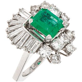 RING WITH EMERALD AND DIAMONDS IN 14K WHITE GOLD 1 Octagonal cut emerald ~2.0 ct, 22 Diamonds (different cuts)