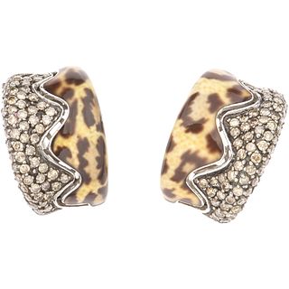 PAIR OF EARRINGS WITH DIAMONDS AND RESIN IN 14K WHITE GOLD 169 Brilliant cut brown diamonds ~3.40 ct. Weight: 13.7 g