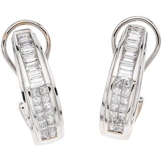 PAIR OF EARRINGS WITH DIAMONDS IN 14K WHITE GOLD 28 Princess cut diamonds ~0.56 ct, 14 Baguette cut diamonds ~0.45 ct