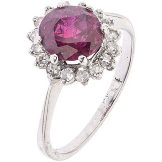 RING WITH RUBY AND DIAMONDS IN 14K WHITE GOLD 1 Oval cut ruby ~0.90 ct, 16 diamantes corte 8x8 ~0.22 ct. Weight: 1.8 g