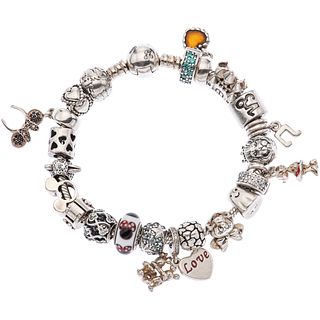 BRACELET IN .925 SILVER, PANDORA 22 Charms with resin and crystal applications. Weight: 79.2 g