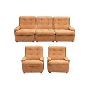 Sala modular. Italia. Siglo XX. Estructura de madera con tapicería. Consta de: sofá de 3 plazas y par de sillones.