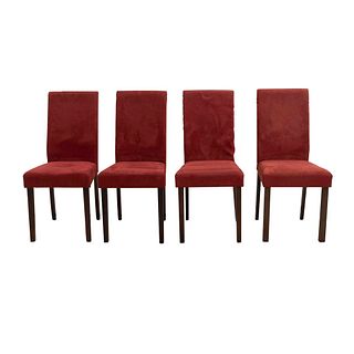 Lote de 4 sillas. Siglo XXI Estructura de madera. Con respaldos cerrados, asientos en tapicería color carmín.