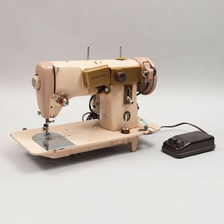 Máquina de coser. México. Siglo XX. Elaborada en metal. Marca Singer. Con pedal. Decorada con esmalte dorado. 28 cm altura