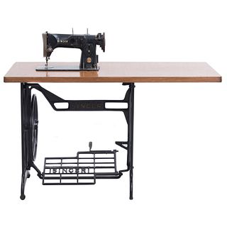 Máquina de coser. Alemania. Siglo XX. Marca Singer. Elaborada en metal laqueado. Con cubierta rectangular de madera.