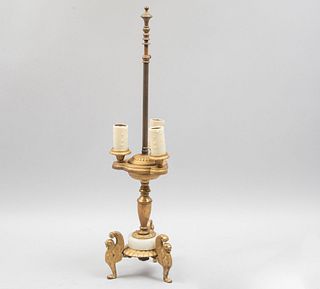 Lámpara de mesa. Siglo XX. Elaborada en metal dorado con aplicación de onix. Para 3 luces. Altura ajustable.  64 cm altura