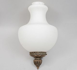 Pantalla para lámpara de techo. Siglo XX. Elaborada en vidrio satinado color blanco con pendiente de metal dorado diseño gallonado.