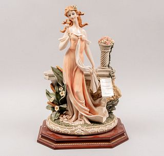 Escultura femenina y columna atorzalada. Florencia, Italia, Ca. 1973. Elaborada en resina policromada con base de madera.