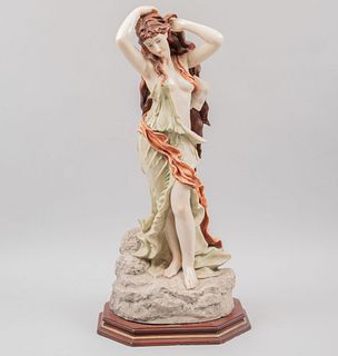 Escultura femenina. Florencia, Italia, Ca. 1973. Elaborada en resina policromada con base de madera.