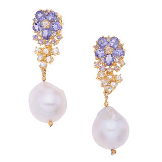Par de aretes con perlas, aguamarinas y tanzanitas en plata .925 dorada. 2 perlas cultivadas color blanco de 14 mm. 12 aguamarin...