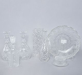 Lote de 7 piezas. SXX. En cristal. Consta de: centro de mesa, dulcero, florero y 4 licoreras. Decorados con elementos facetados.