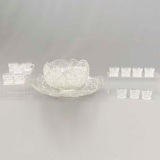 Servicio de ponchera. México, siglo XX. Elaborado en vidrio y  cristal cortado. Consta de: ponchera con plato base y 12 tazas.