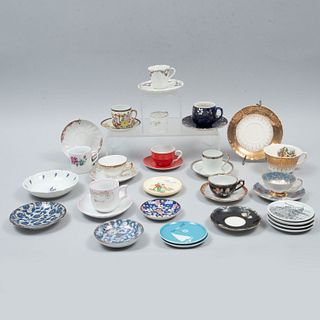 Colección de ternos y platos. Siglo XX. Elaborados en porcelana. Diferentes diseños y dimensiones. Piezas: 35