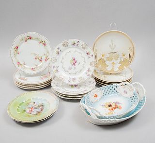 Lote de platos y centros de mesa. Alemania y otros, siglo XX. Elaborados en porcelana policromada. Decoradas con motivos florales.Pz:17