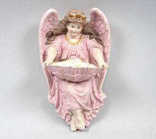 Benditero. Siglo XX. Diseño a manera de ángel. Elaborado en porcelana. Acabado gres. Decorado con esmalte dorado y venera. 25 cm altura