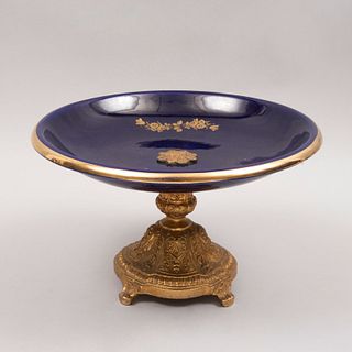 Centro de mesa. Siglo XX. Elaborado en porcelana azul cobalto con base de metal dorado. Decorado con elementos florales.