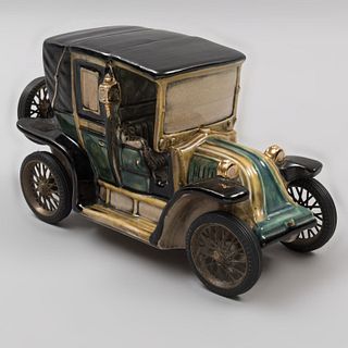 Licorera. Italia. Siglo XX. Diseño a manera de Renault A.G. 1910 Elaborado en porcelana. Acabado brillante. Con llantas de caucho.
