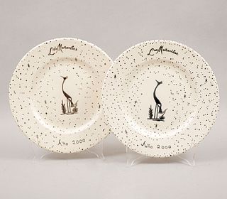 EMILIA CASTILLO Par de platos "Las mañanitas" México 2000 Elaborados en cerámica blanca con aplicaciones de plata.