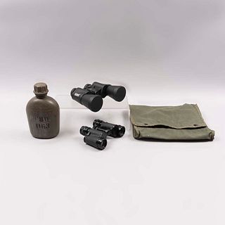 Lote de 4 artículos militares. Siglo XXI. En resina, baquelita y gabardina. Consta de: 2 binoculares, cantimplora y bolso militar.