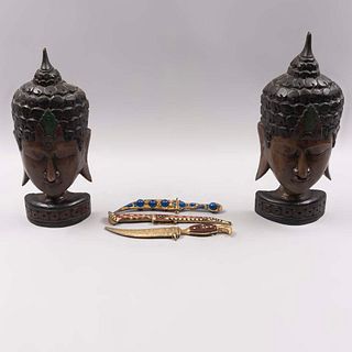 Lote de 5 piezas. Origen oriental. Siglo XX. Elaborados en madera y latón. Consta de: 2 mascarones de Buda y 3 abrecartas.