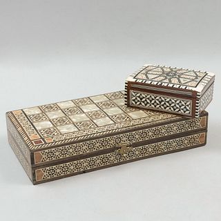 Backgammon y alhajero. Siglo XX. Estilo marroquí. Elaborados en madera laqueada con aplicaciones de hueso y concha nácar.