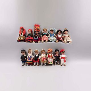 Colección de 14 muñecas del mundo. España SXX En material sintético. Marca Muñecas del Alba. Vestidas con trajes típicos regionales.