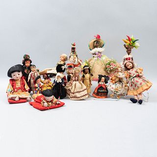 Lote de 22 muñecas del mundo. Diferentes orígenes y diseños. Siglo XX. Elaboradas en material sintético, madera, porcelana y tela.