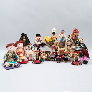 Lote de 22 muñecas del mundo. Diferentes orígenes y diseños. Siglo XX. Elaboradas en material sintético, madera, porcelana y textil.