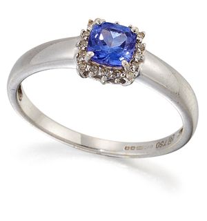 AN 18 CARAT WHITE GOLD TANZANITE AND DIAMOND CLUSTER RING, 