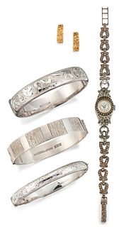 A QUANTITY OF SILVER AND GOLD JEWELLERY, to include a pair 