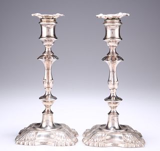 A PAIR OF GEORGE V SILVER CANDLESTICKS,?by?Reid & Sons, Lon