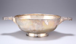 A LARGE GEORGE V SILVER QUAICH, London 1934, retailed by Ra