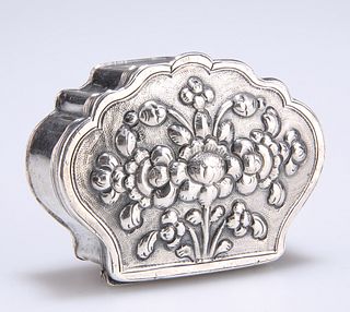 A CHINESE SILVER SNUFF BOX, CIRCA 1890, the cover repousse 