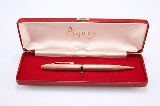 A 9 CARAT GOLD PROPELLING PENCIL, with engine-turned barrel