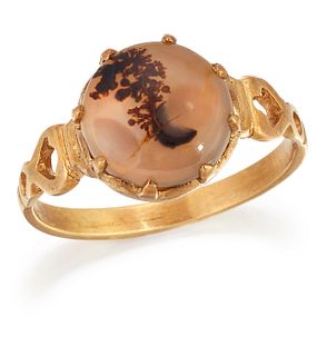 A MOSS AGATE RING, a round moss agate in a claw and closed 