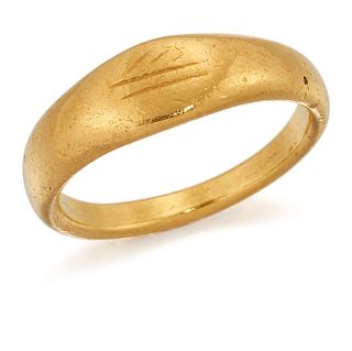 A SIGNET RING, the lozenge shaped top indistinctly engraved