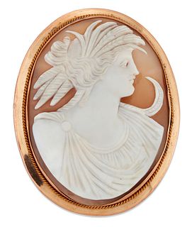 A CARVED SHELL CAMEO BROOCH, of oval form and carved depict