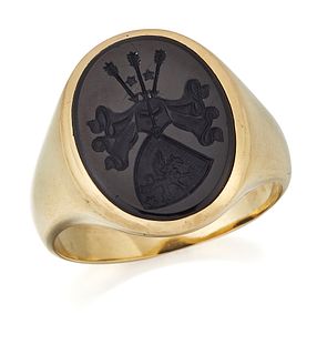 AN ONYX INTAGLIO SIGNET RING,?an oval onyx carved with a he