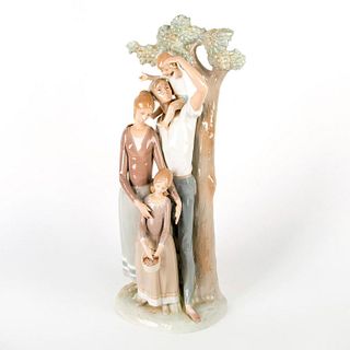 The Family 1001201 - Lladro Porcelain Figure