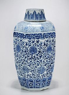 Chinese Blue and White Porcelain Octagonal Covered Vase