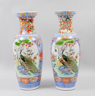 Par de jarrones. Origen oriental SXX. Elaborados en cerámica. Decorados con elementos florales y diferentes tipos de aves. 62 cm altura