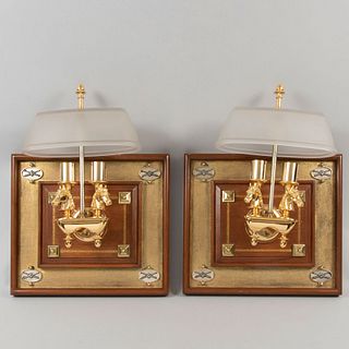 Par de arbotantes. Siglo XX. En metal dorado con emplacados en madera. Para 2 luces. Con pantallas. Decorados con cabezas de caballo.