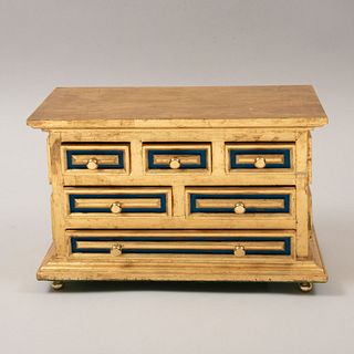 Alhajero. Siglo XX. Elaborado en madera dorada. Con 6 cajones y soportes tipo bollo. Decorado con molduras y motivos en color azul.