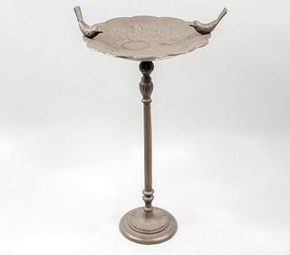 Fuente para aves. Siglo XX. Elaborada en hierro colado. Con fuste compuesto y soporte circular. Decorada con par de aves. 67 cm altura