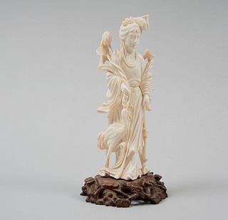 Quan Yin. China, siglo XX. Talla en marfil con base de madera. 18 cm de altura.
